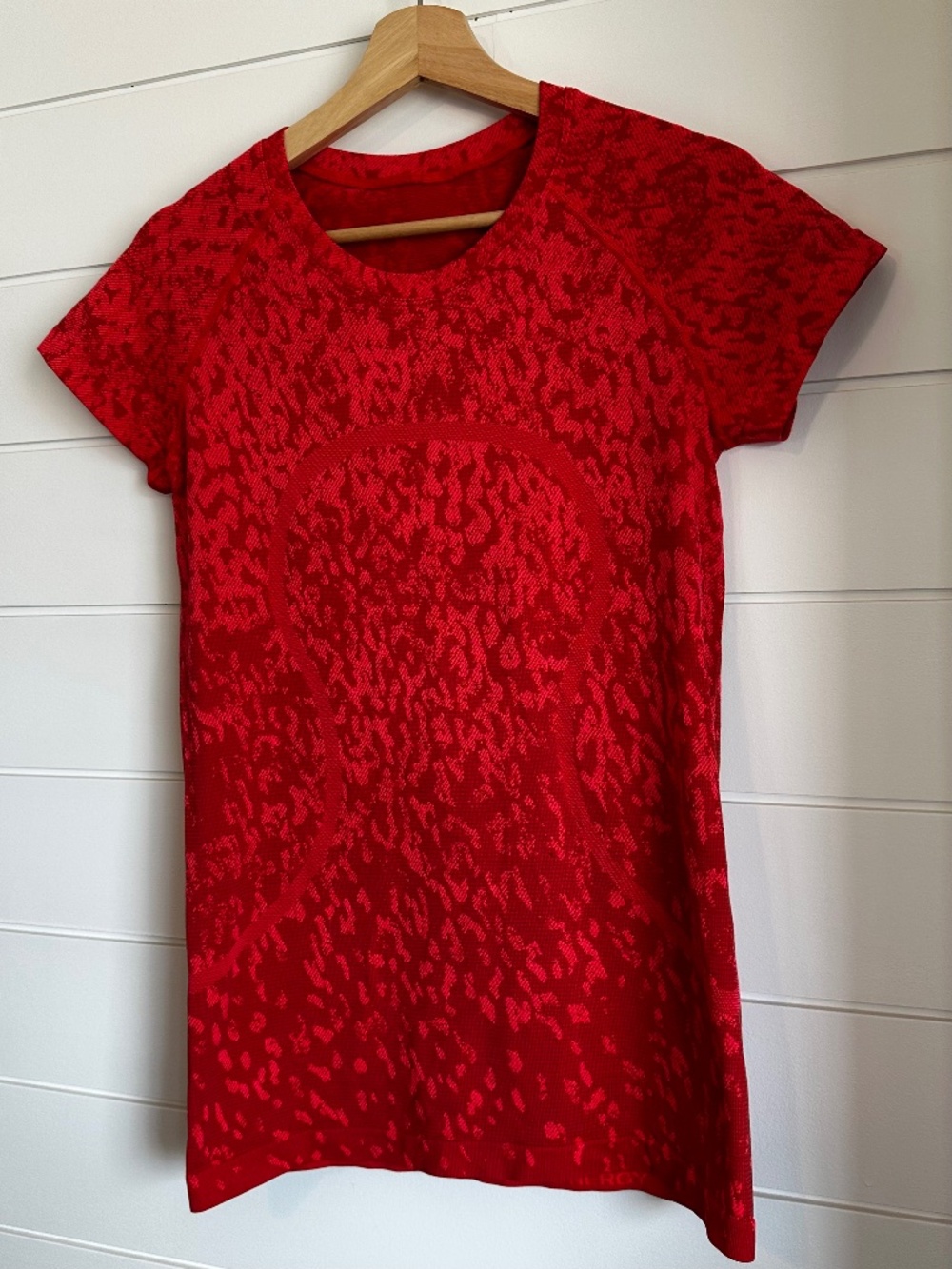 Lululemon short sleeve seamless athletic top in a bold red tonal print